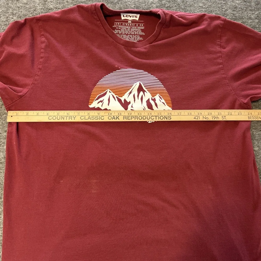 Levi's Men's 2XL‎ Burgundy Short Sleeve Crew Neck Graphic Tee Mountains